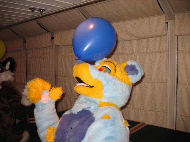 049-gobbyballoon.jpg
